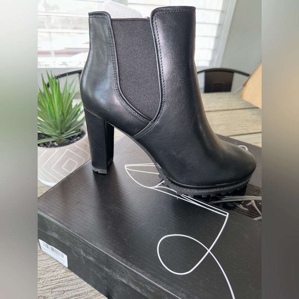 NWT Women’s 4” Heeled Black Ankle Platform Boots, Slip On Chelsea Boots, size 9.